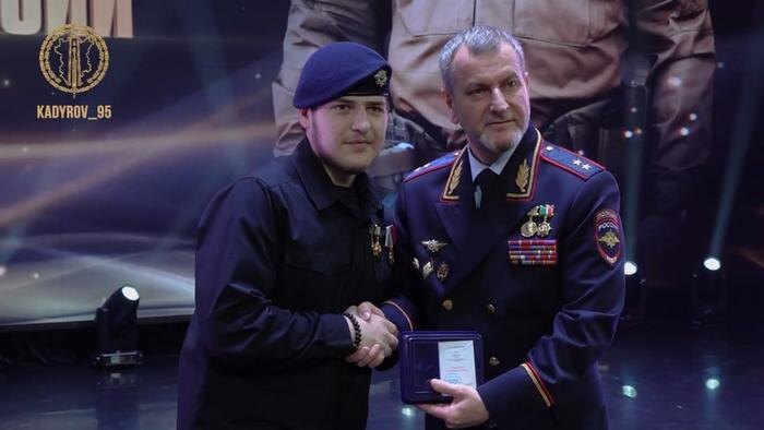 Адам Кадыров получил юбилейную медаль к 90-летию Госавтоинспекции. Обложка © Telegram / Kadyrov_95