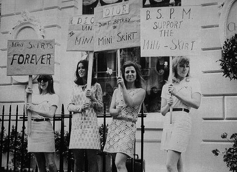 Участницы «Британского сообщества по защите мини-юбок» на протесте 1966 года