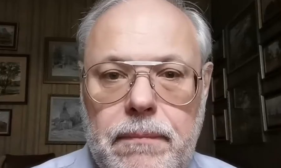 «А почему не падают?»: Хазин озвучил неудобный вопрос о ценах на бензин в России на фоне их мирового обвала