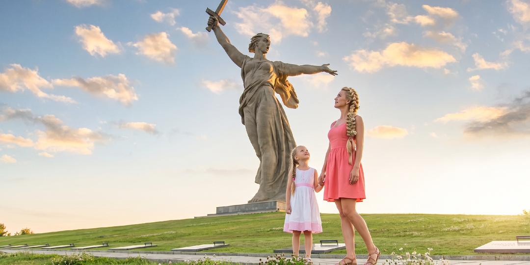 Она весит 8 тысяч тонн и ничем не прикручена: как держится «Родина-мать»