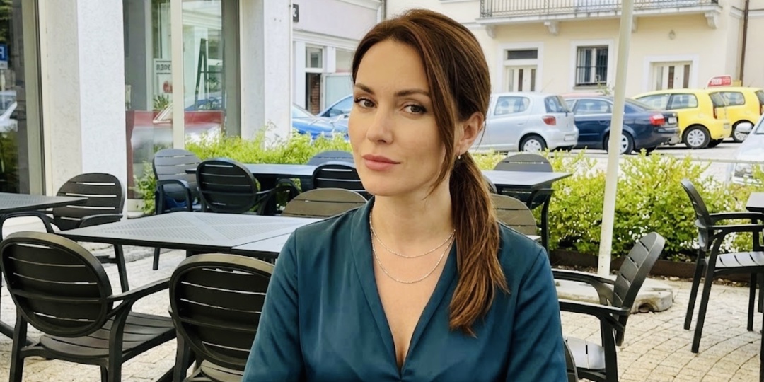 Наша семья погрязла в миллионных долгах. Я думала, что муж обрадуется, когда я устроюсь на обычную работу, но я ошибалась