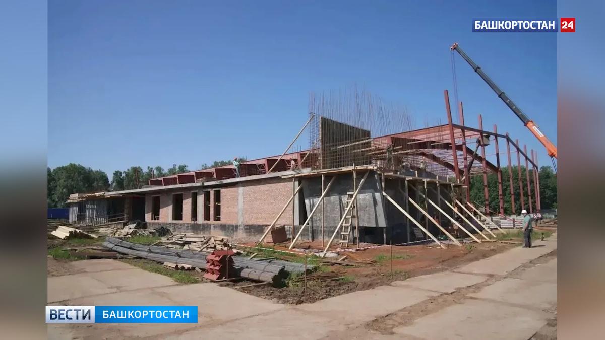   Глава Башкортостана Радий Хабиров ознакомился с ходом строительства ледовой арены в Дюртюлях