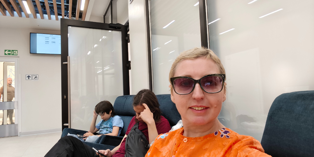 Я сильная, но когда муж рядом — превращаюсь в тряпочку. Ночной поезд, отёк лица и приступ боли: мы всё равно доехали