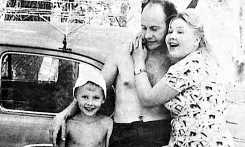 Андрей Ташков в детстве с родителями