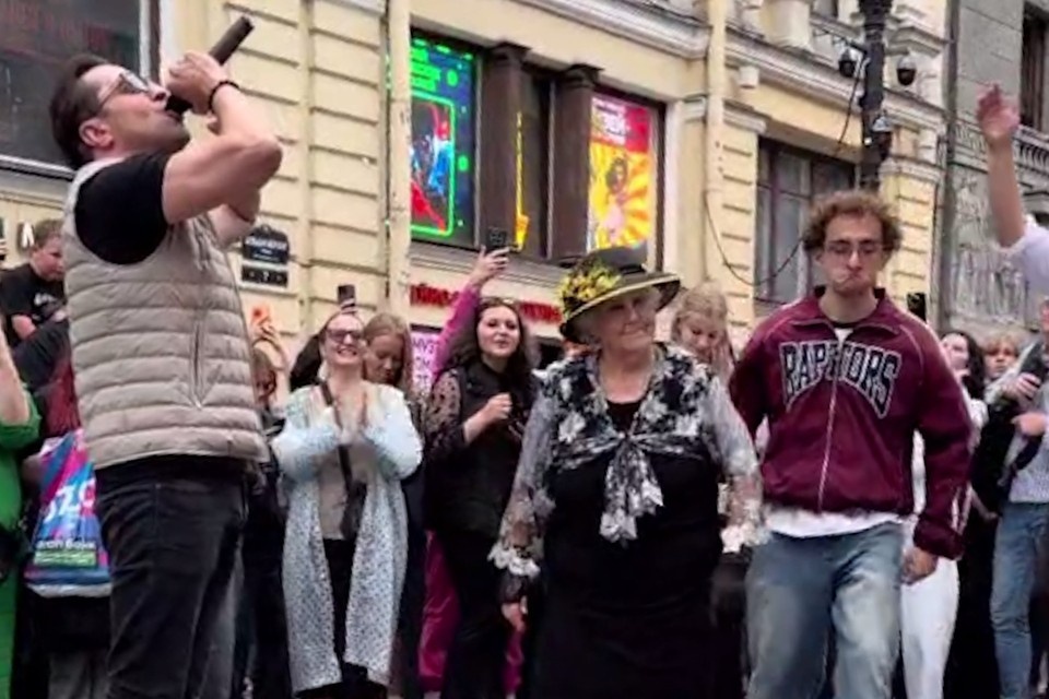    Артур Пирожков спел на Невском и обнял легендарную танцующую бабушку. Фото: скриншот видео t.me/family2026
