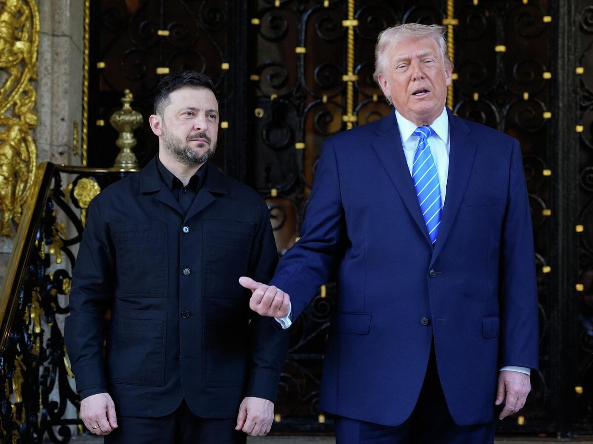    Дональд Трамп и Владимир Зеленский во время встречи в Мар-а-Лаго во Флориде | © AP Photo / Alex Brandon