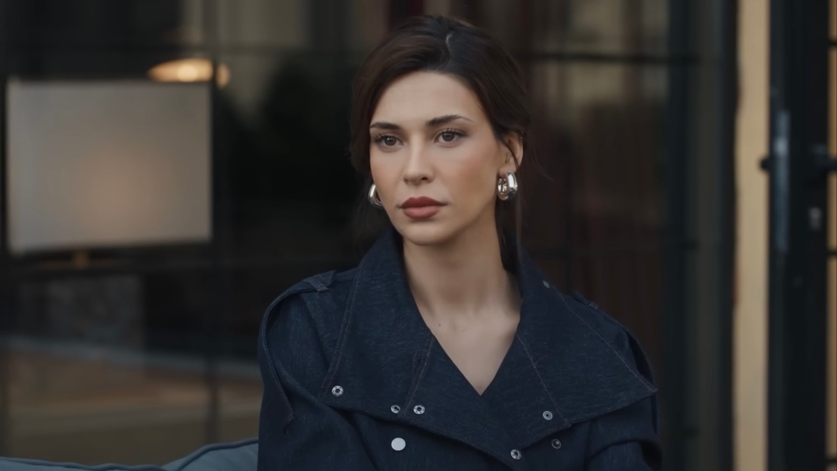 кадр из сериала "Под землей"