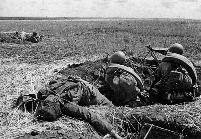 Передовые подразделения 285-го стрелкового полка 183-й стрелковой дивизии ведут бой с противником в захваченных немецких окопах. На переднем плане – тело убитого немецкого солдата. Курская битва, 10 июля 1943 года. // Фото с сайта waralbum.ru