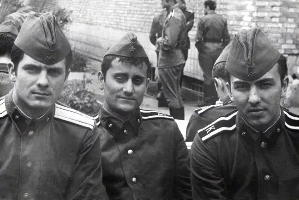 Не порядок по форме. Где комсомольские значки? А может это уже кандидаты в члены КПСС? Фото из сети.
