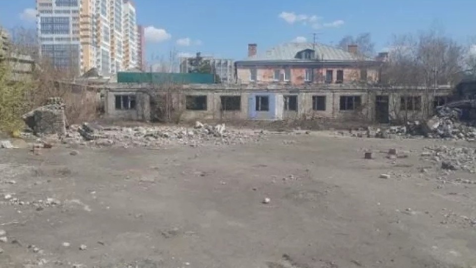 Участок земли с заброшенным зданием полгода не могут продать в Барнауле
