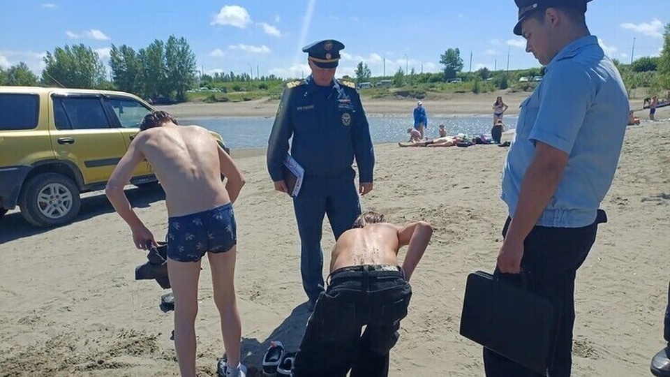 Двух подростков забрали в полицию после рейда по «диким» пляжам Барнаула