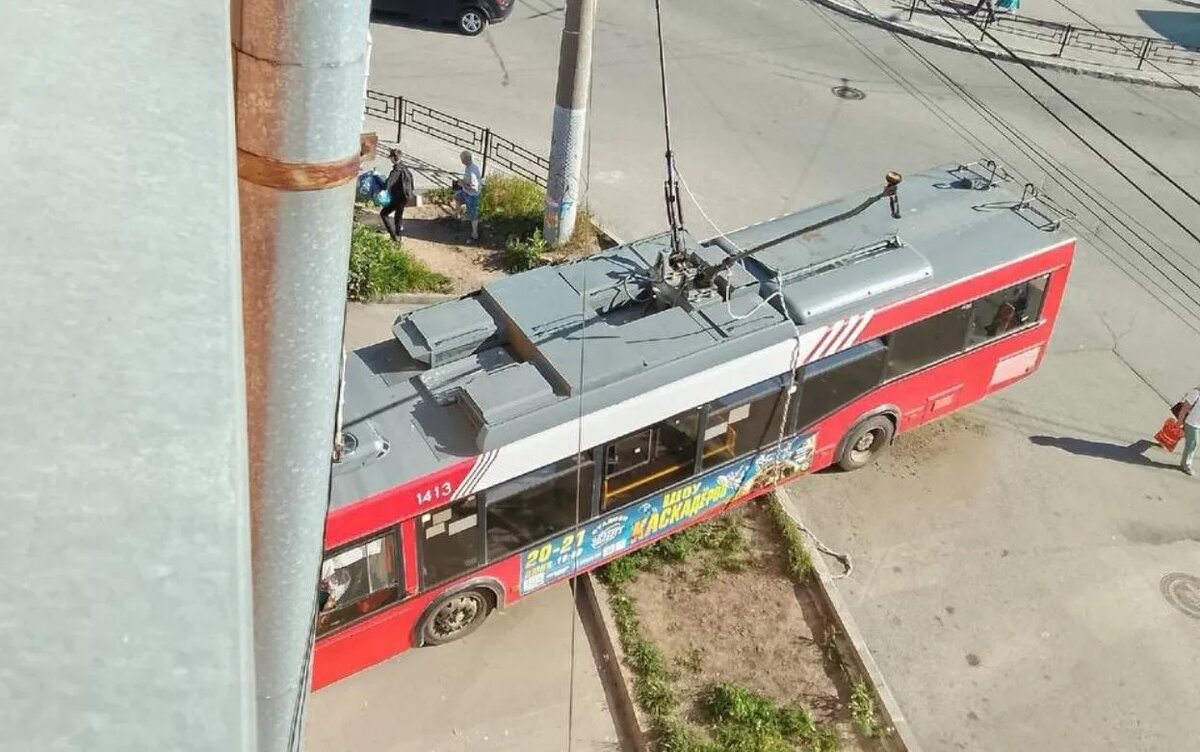    Троллейбус врезался в дом в центре Ижевска