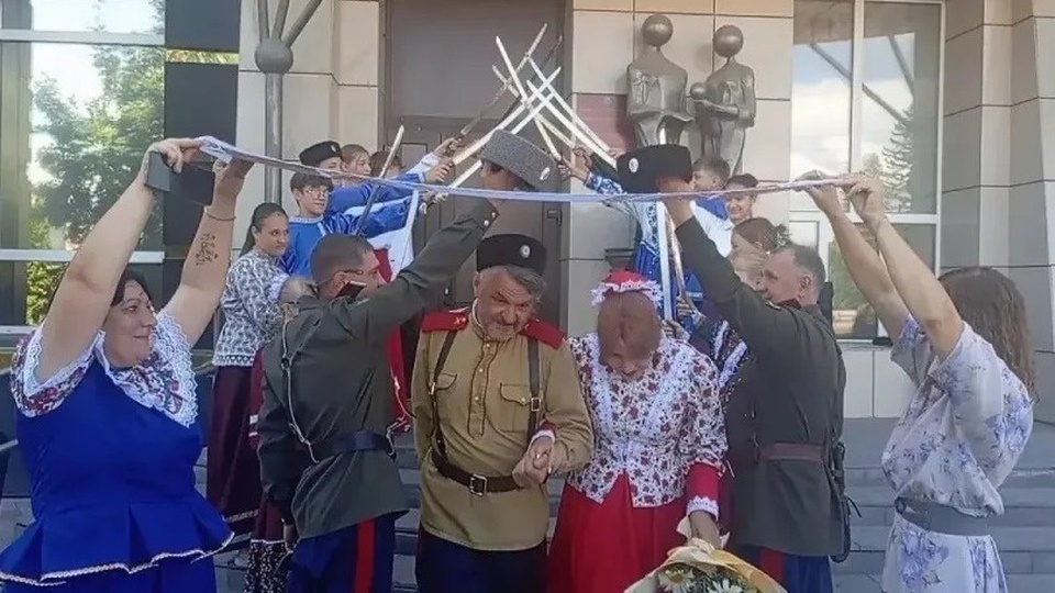 Традиционную казачью свадьбу сыграли в Рубцовске