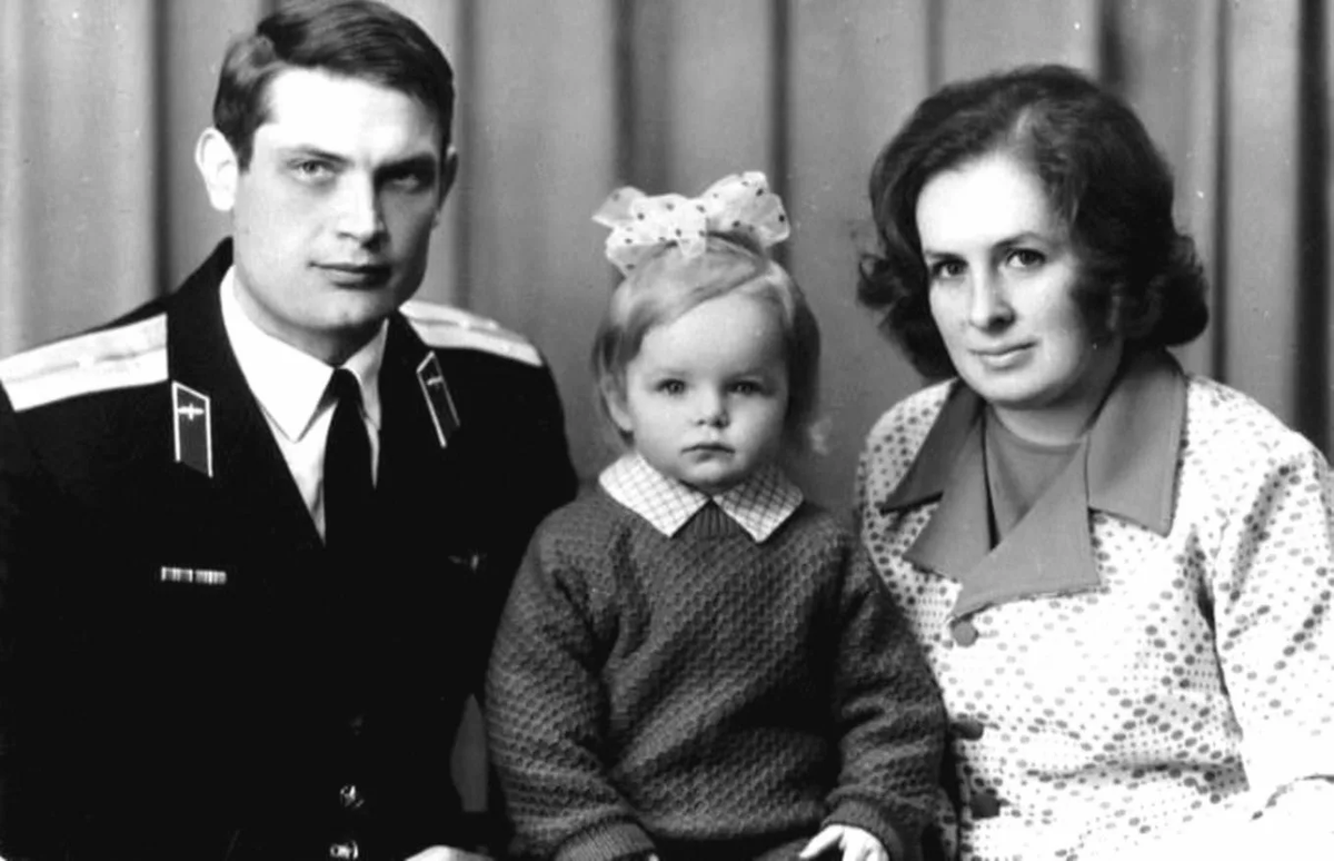 Она родилась 12 июля 1972 года в литовском городе Кедайняе в семье советского военного летчика
