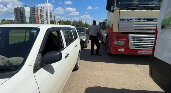 Жизнь в очереди за бензином / скриншот кадра видео канал Александр Осипов в Мах
