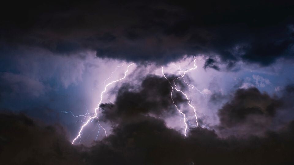    Молния, гроза. Источник: unsplash.com