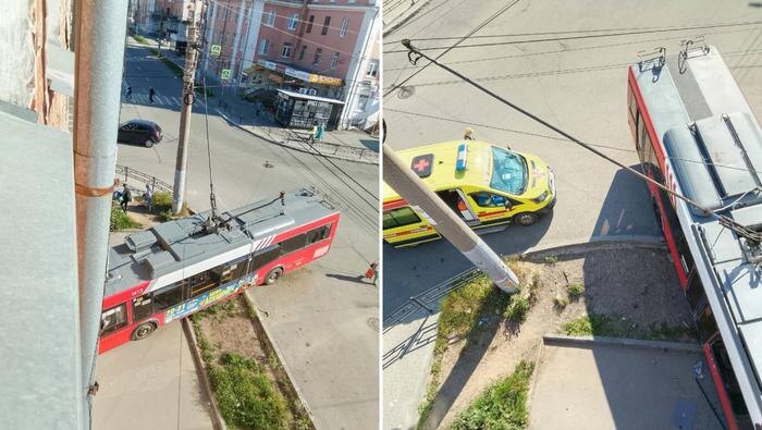 Троллейбус въехал в жилой дом в центре Ижевска. Фото © Telegram / Ижевск ЧПН