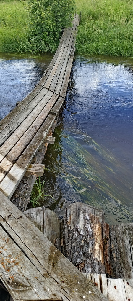 По воде видно как она бурлит, да?