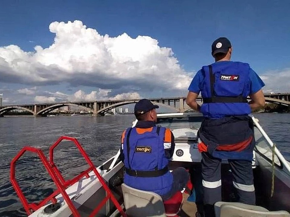    В Красноярске лодку с рыбаками затянуло течением под баржу. Фото: КГКУ «Спасатель»
