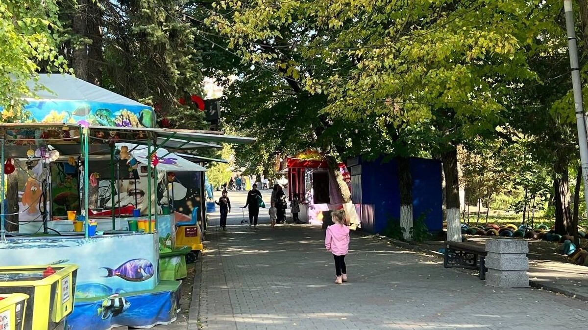    В Ростове парк Горького не смог заставить ресторатора снести летнюю площадку   1MI