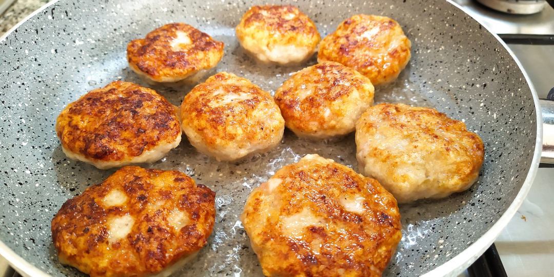 Сочные котлеты из фарша свинины и курицы на сковороде: секрет пышных и мягких домашних котлет