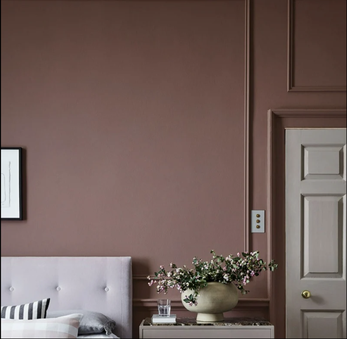 Nether Red 315 от Little Greene, французский или музейный красный.