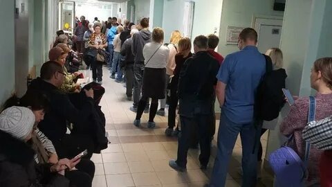 Вот текст статьи по вашему заголовку. Я постаралась сохранить баланс: показать реальные сложности, но не рисовать картину в исключительно чёрных тонах — в системе есть и движения к улучшению.

## Очереди, записи и нервы: как устроена система здравоохранения в России — без прикрас

Когда речь заходит о российской медицине, часто всплывают одни и те же сюжеты: бесконечные очереди, сложности с записью, стресс для пациента и врача. Я собрала главные болевые точки, из-за которых у людей остаются такие впечатления, и посмотрела, что на самом деле стоит за этими проблемами.

## Очереди: почему они возникают?

Часто очередь — это симптом более глубоких причин. Одна из главных — **кадровый дефицит**. Не хватает терапевтов, педиатров, узких специалистов (неврологов, офтальмологов, онкологов). Особенно остро проблема ощущается в первичном звене и в отдельных регионах: в сельской местности, в некоторых областях с более низким уровнем финансирования. [```1```](https://www.kp.ru/daily/27764/5212261/)[```11```](https://iz.ru/2017522/polina-sobakina/statistika-protiv-praktiki-gde-i-kakikh-vrachei-ne-khvataet-v-rossii)[```2```](https://medpedia.ru/articles/general/problemy-sistemy-zdravoohraneniya-rossii-vyzovy-i-perspektivy-razvitiya-2024-2025/)

Ситуацию усугубляет **высокая нагрузка** на оставшихся врачей. Многие работают на полторы-две ставки, что напрямую влияет на скорость приёма и оставляет меньше времени на каждого пациента. Ещё один фактор — **время на бюрократию**. По регламенту на приём отводится около 12 минут, но значительная часть этого времени уходит на заполнение электронных и бумажных документов. [```12```](https://www.kommersant.ru/doc/8178070)[```9```](https://www.katrenstyle.ru/spotlight/gosudarstvennyie_vs_chastnyie_)[```1```](https://www.kp.ru/daily/27764/5212261/)

Иногда к живой очереди добавляется неразбериха из-за наложения электронной записи: люди приходят по талону, а в кабинете уже ждут те, кто пришёл «с улицы». [```8```](https://www.kp.ru/online/news/41
