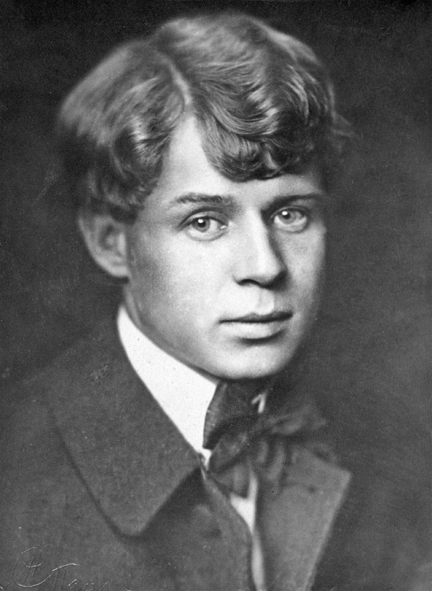 Русский поэт Сергей Есенин. Один из последних прижизненных портретов, 1925 г. Фото: Моисей Наппельбаум. Изображение находится в общественном достоянии (Public Domain) / Wikimedia Commons.