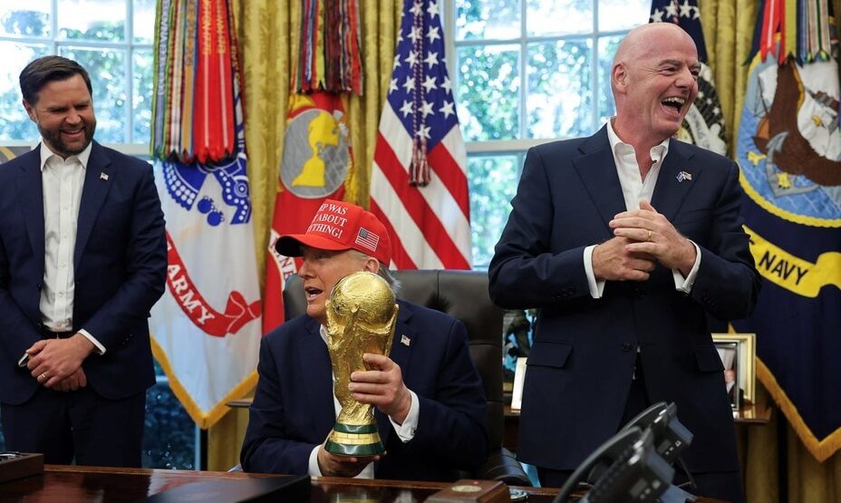    Президент США Дональд Трамп делает все, чтобы помочь своей сборной дойти до финала ЧМ-2026 по футболу. Фото: Reuters