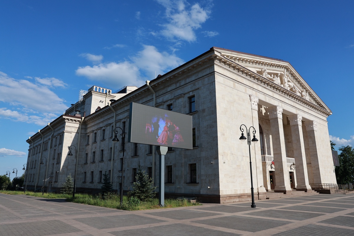    В мариупольском театре сейчас работает и "старая гвардия", не пожелавшая расстаться с городом, и влившаяся в коллектив "новая кровь". / Тагир Раджавов