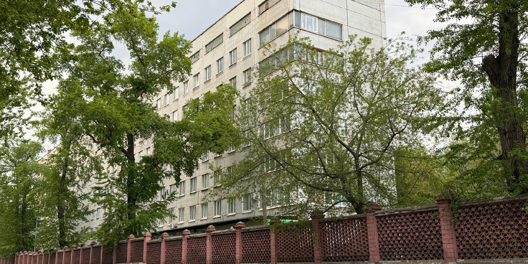 Многоэтажный корпус детской больницы сносят в Москве. Последняя прогулка по опустевшим кабинетам