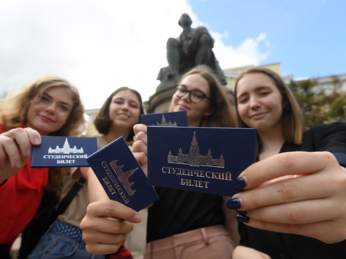    Студенты факультета журналистики после церемонии вручения студенческих билетов возле Московского государственного университета имени М. В. Ломоносова на Моховой улице | © РИА Новости / Кирилл Каллиников