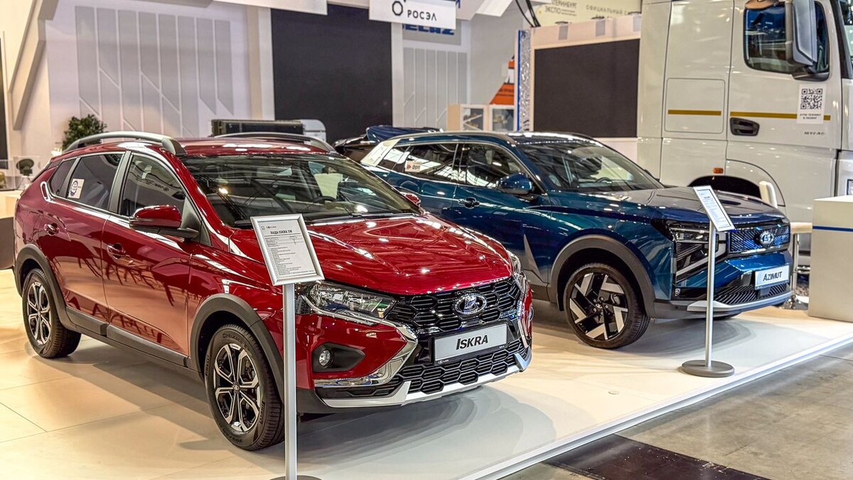    LADA Iskra SW Cross и LADA Azimut. Фото Константин Завьялов / «Автоновости дня» с международной промышленной выставки «Иннопром»