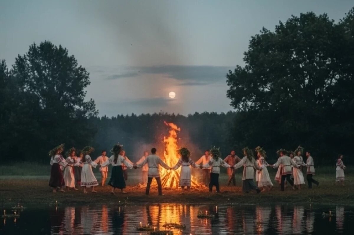    Костры, венки, хороводы.