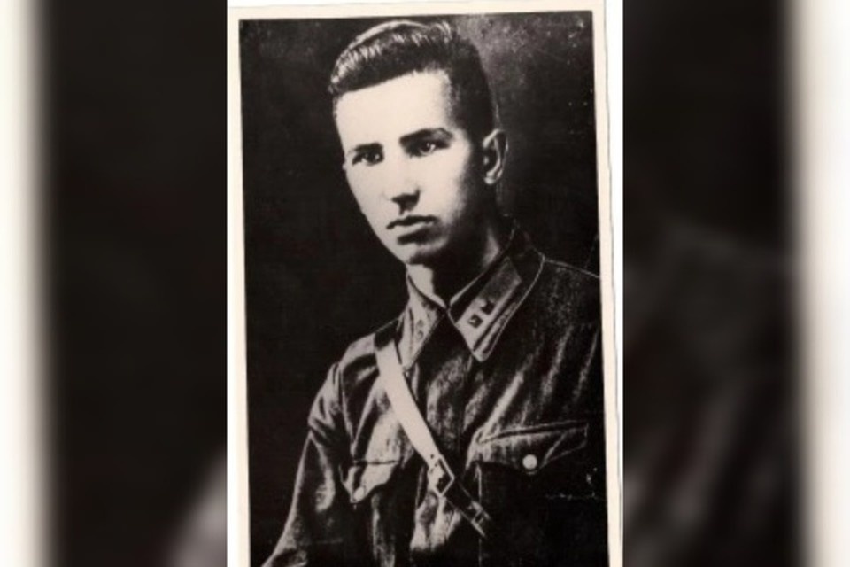    Анатолий Бурденюк родился 6 мая 1922 года в поселке Кармалка Похвистневского района Куйбышевской области. https://burdenyuk.ru/