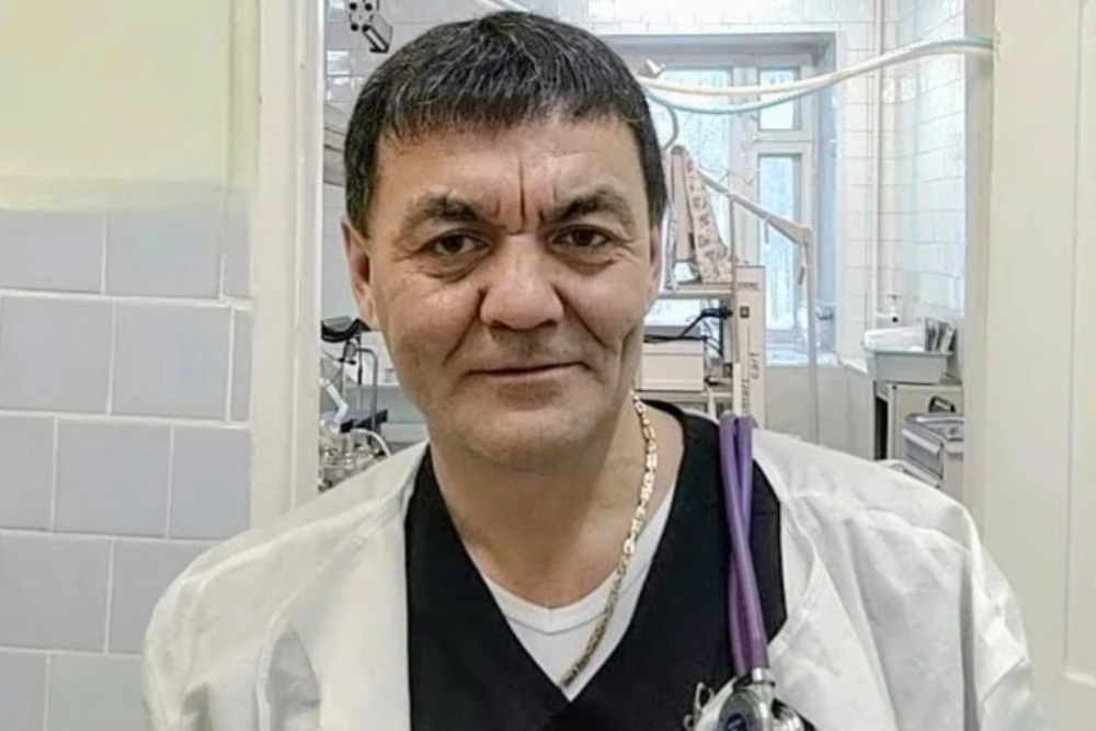    Вместе с полицейскими он поддерживал жизнь пациента до приезда скорой помощи. / Минздрав Амурской области