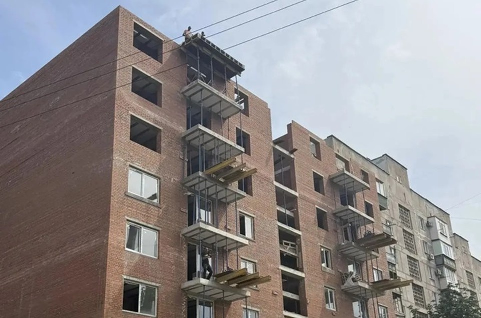    В некоторых домах специалистам приходится практически заново возводить подъезды и восстанавливать конструкции зданий. Фото: МАХ/Кольцов