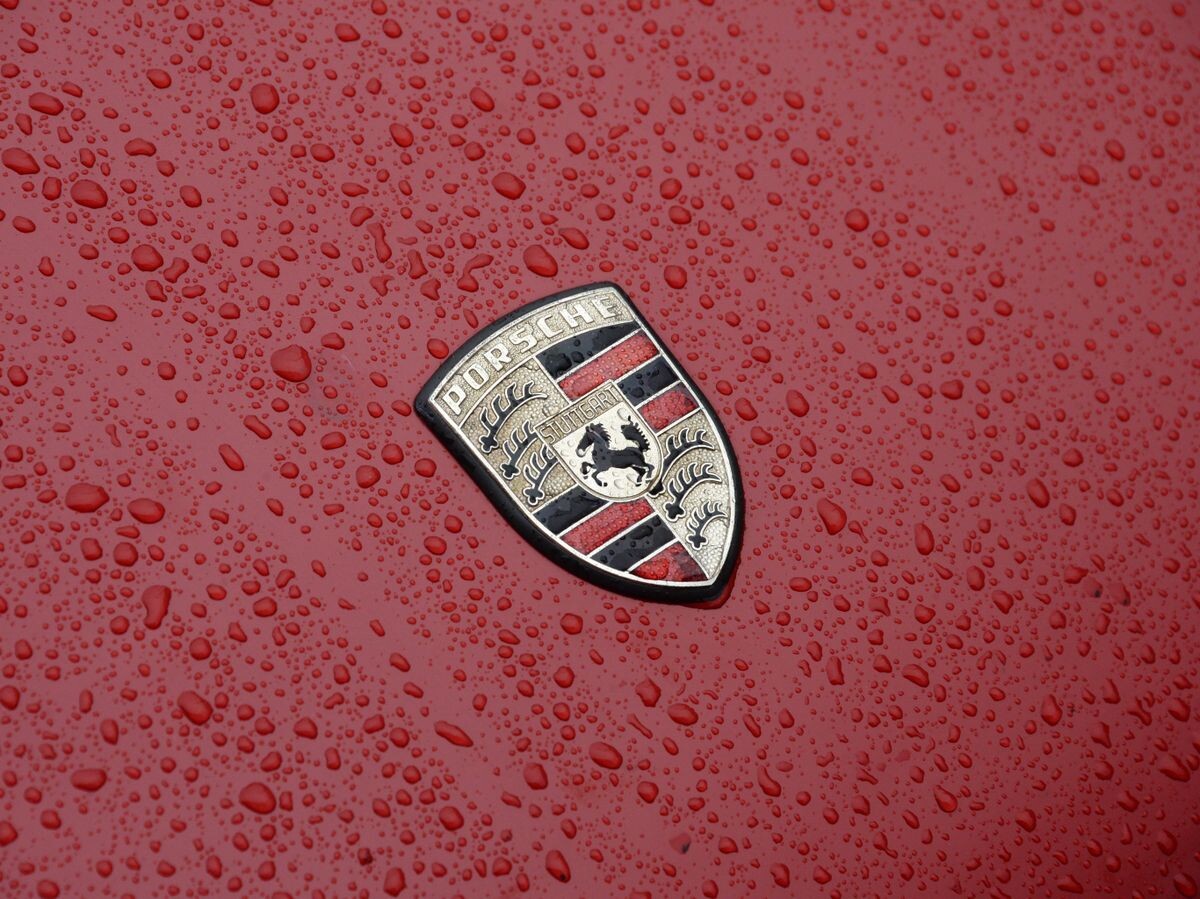    Значок немецкой автомобильной компании Porsche | © РИА Новости / Кирилл Каллиников
