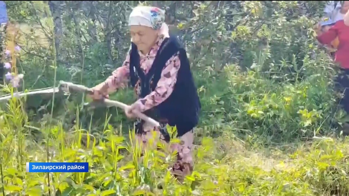    В деревне Юмагужино 91-летняя местная жительница провела мастер-класс по кошению травы