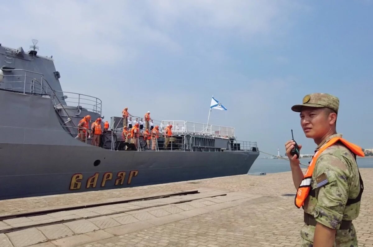    Флагман Тихоокеанского флота ВМФ РФ гвардейский ракетный крейсер «Варяг» на открытии российско-китайских учений «Морское взаимодействие-2026» в порту Циндао.