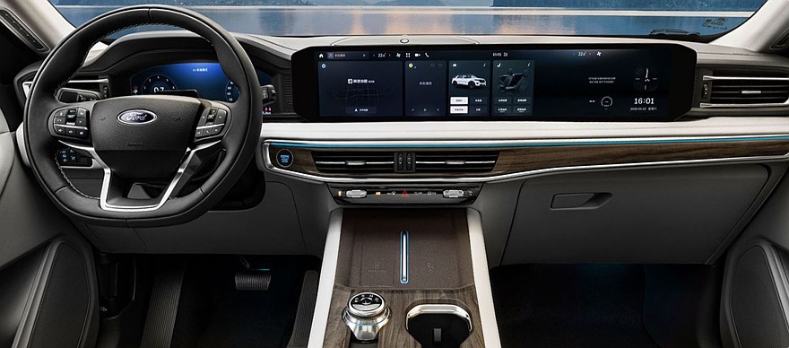    На фото: салон обновлённого Ford Explorer