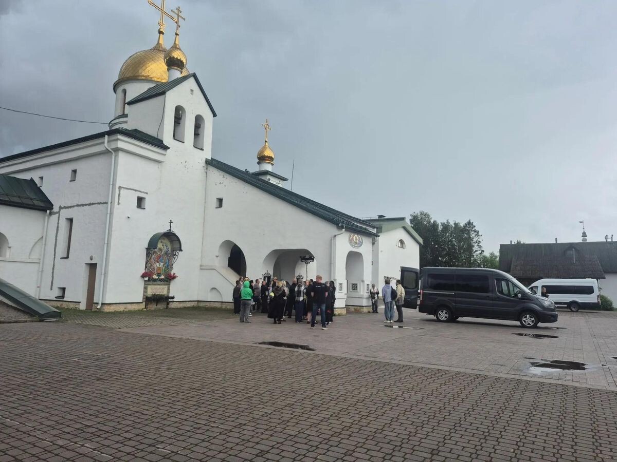    Прощание с убитой 12-летней девочкой в Петербурге