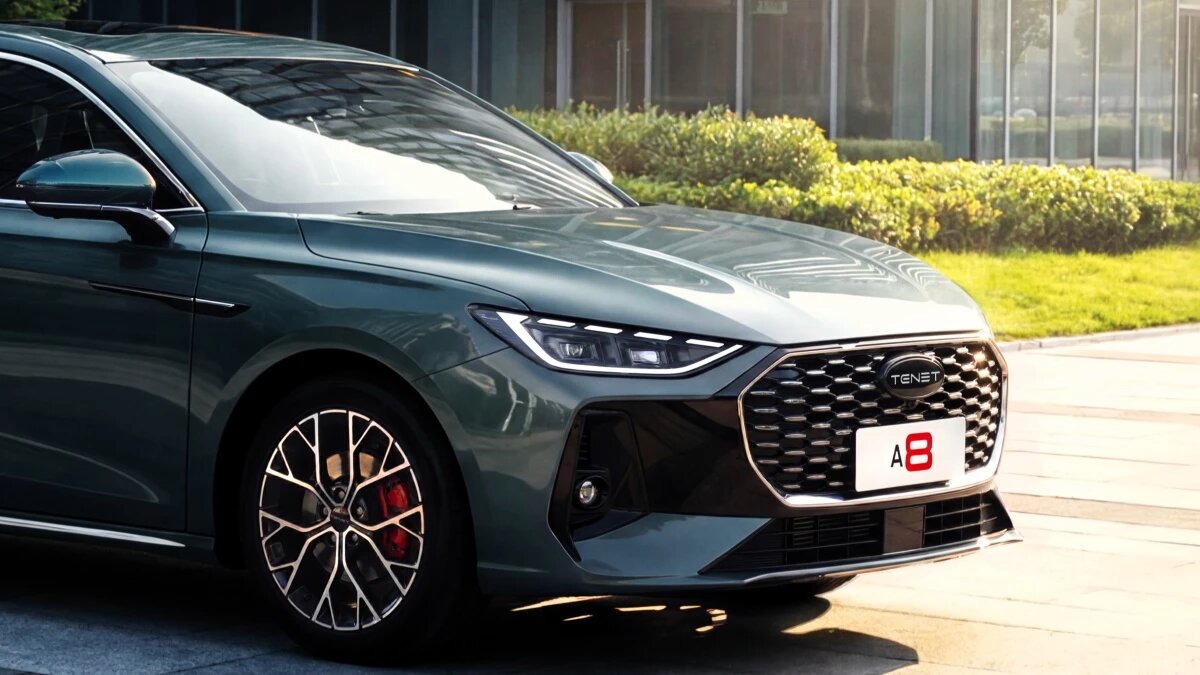 Кроме того, логотип «Tenet» на решётке седана вписан в овал, как у оригинальных Chery, а не помещён на крупную прямоугольную планку, как у других моделей российского бренда.