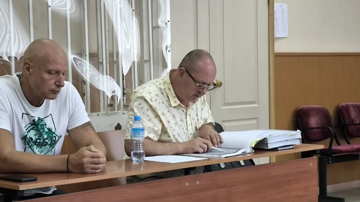    Адвокат Олег Попов (справа) зачитывает показания Сурена Арутюняна
