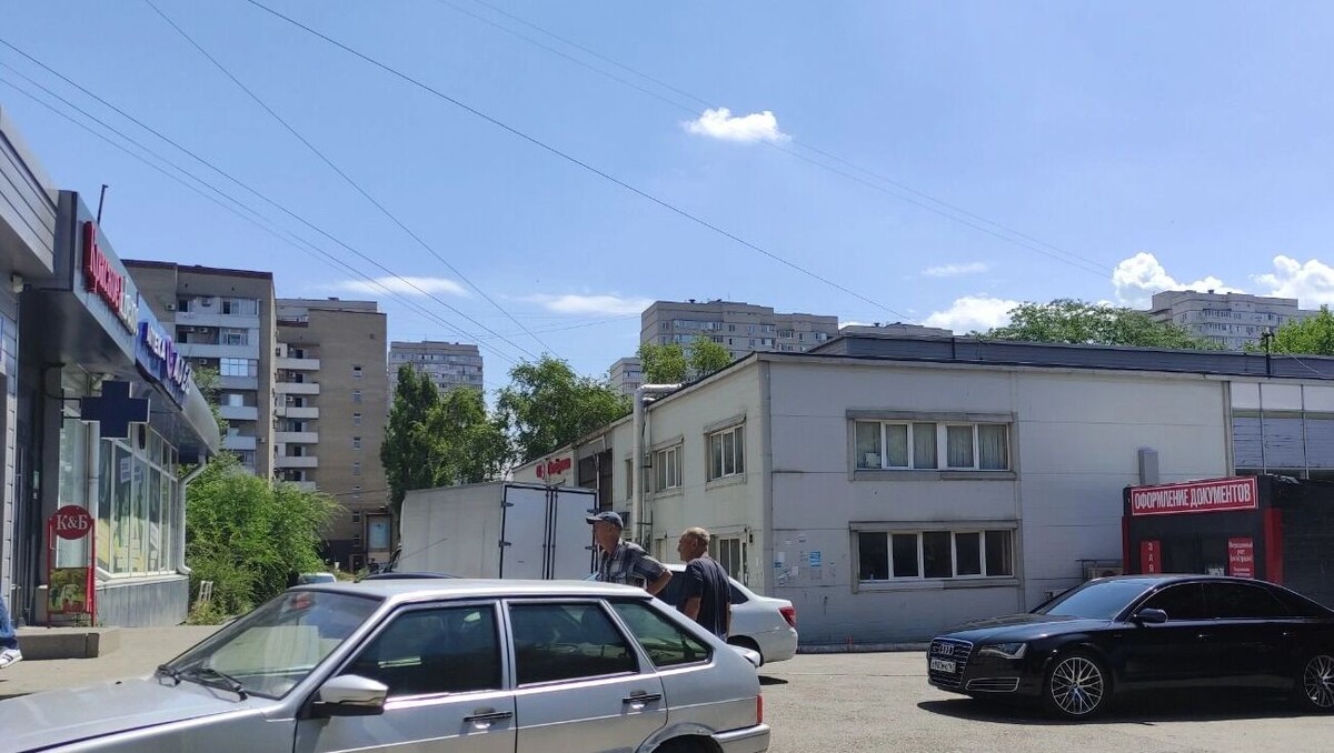    Ларек с ксероксом и помощью по оформлению документов установили встык к продуктовому магазину на Каширской, 6 в Ростове.   rostovgazeta.ru