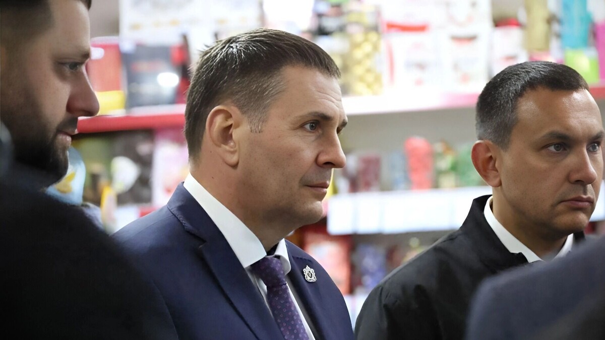    Дмитрий Демешин в продуктовом магазине   Пресс-служба губернатора и правительства Хабаровского края