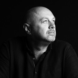    — Когда мы только открылись, я ребятам сразу сказал, что моя задача — содержать театр: аренда, коммуналка, административный состав, а ваша задача — играть. До этого они работали аниматорами, в других местах. Я открыл театральную студию, чтобы вы не отрывались от производства: здесь преподаете, тут же играете, — вспоминает Степанцов.