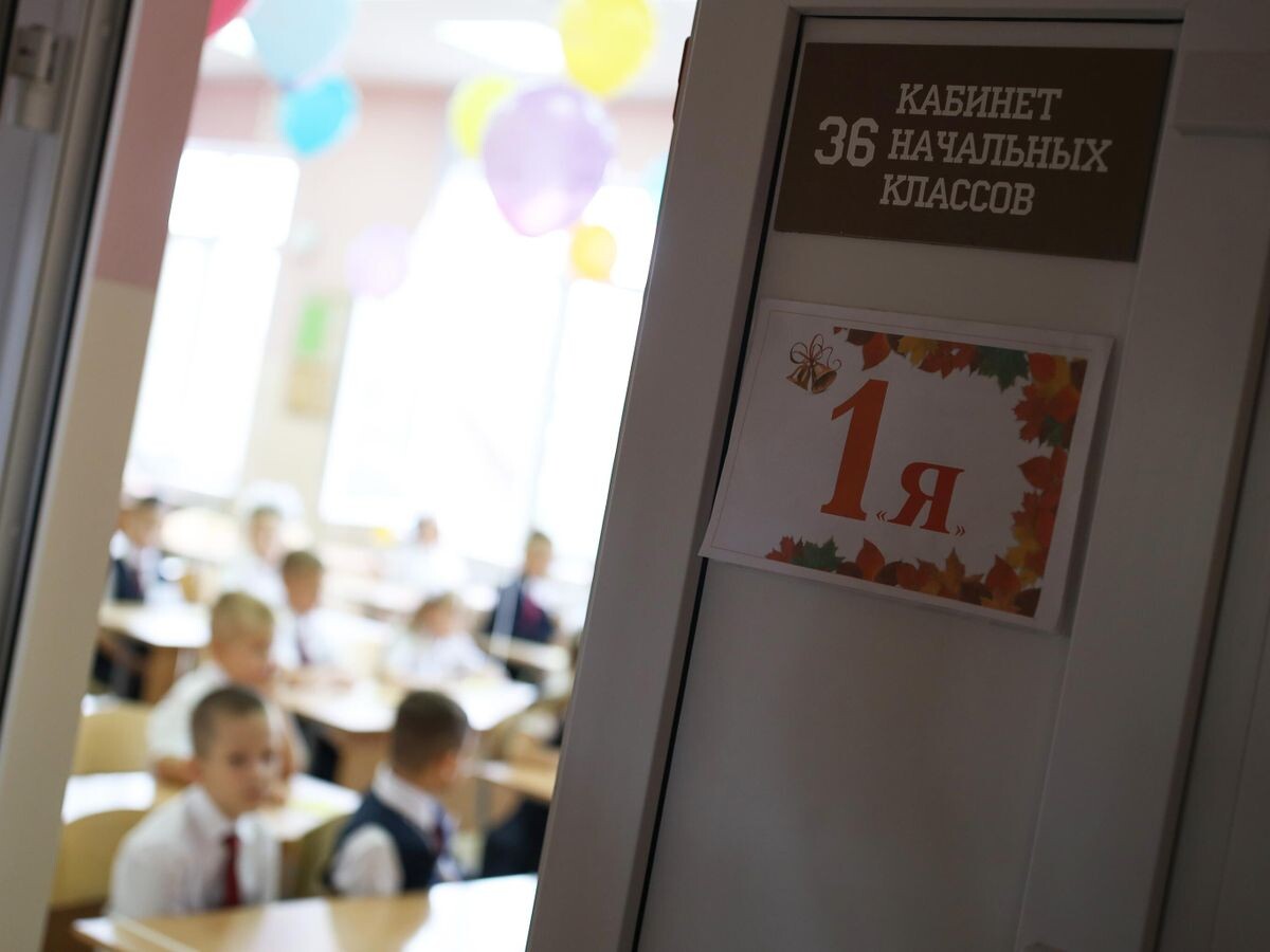    Первоклассники в учебном классе | © РИА Новости / Виталий Тимкив