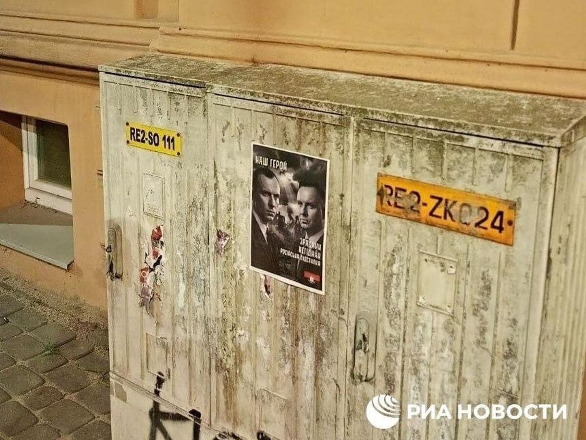    Плакат с портертом Степана Бандеры и подписью "наш герой", а также президента Польши Кароля Навроцкого с оскорбительными надписями | © РИА Новости