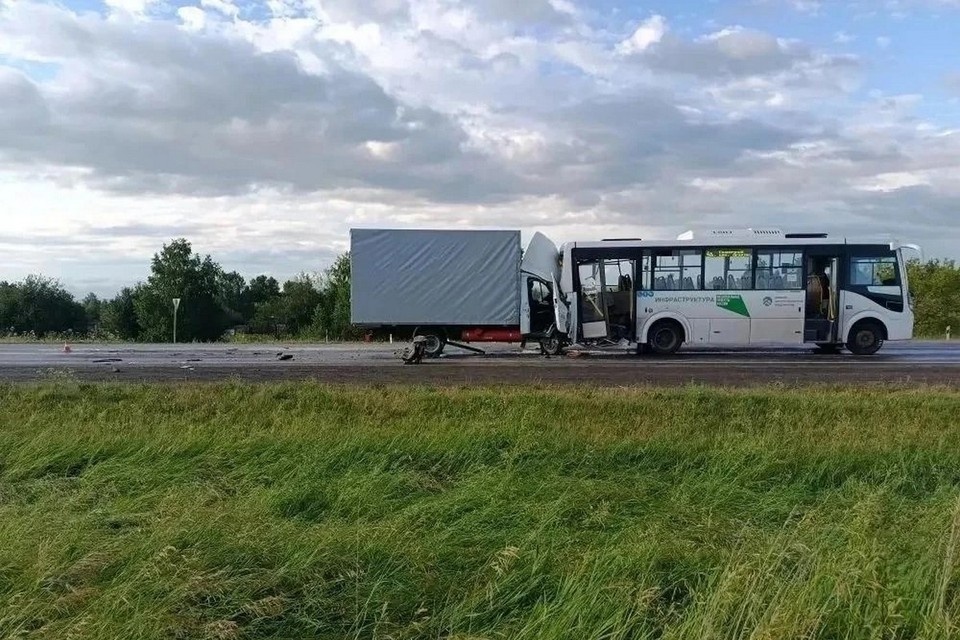    Возле Канска «ГАЗель» врезалась в пассажирский автобус. Фото: МВД
